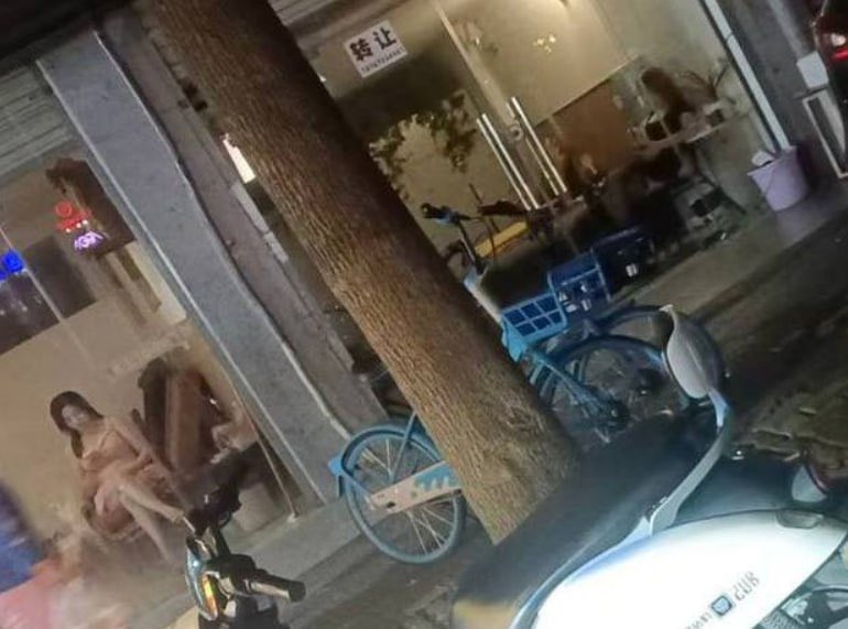 #武汉
 
#站街
 
#扫街
 
荣华街店里白嫩的小嫂子，2张，很润，过程相当配合，只要不是过分的要求都能满足你的。-找JiPo