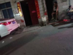 #长沙
 
#站街
 裕园 维也纳旁边进去往里走，有几个还行的少妇，有一个长得还可以，要价200，身材不错，奶很大，有小肚子-找JiPo